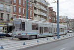Paris RATP Ligne de tramway / SL T1 (TFS / Tw M1 101) Saint-Denis, La Courneuve im Juli 1992. - Im Sommer 1992 wurde die Straßenbahnlinie T1 (La Courneuve 8 mai 1945 - Bobigny Pablo Picasso) eröffnet. Nachdem die Städte Nantes 1985 und Grenoble 1987 völlig neue Straßenbahnnetze in Betrieb genommen hatten, führte Paris als die dritte Stadt die Straßenbahn wieder ein. Bis 1985 hatten viele Jahre nur drei Städte in diesem großen Land, Lille, Saint-Étienne und Marseile, Straßenbahnen. - Scan eines Farbnegativs. Film: Kodak Gold 200-3. Kamera: Minolta XG-1.