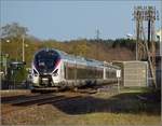 Hier fährt das doppelte Doppel IC-Diesel-Coradia B 85013/14 und B 85017/18 mit 160 Sachen durch Champagny nach Belfort. Beachtenswert ist auch der herrliche Telegrafenmast. April 2017.