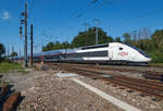Der SNCF TGV-Triebzug 825, geführt von 310250 fuhr am 23.6.2020 als TGV 2872 von Luxembourg Ville nach Paris Est. Kurz vor dem Bahnhof von Thionville hat er gerade die Mosel überquert.