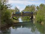 Hafenbahn Colmar/Neu Breisach. BB 2000 mit Getreidewagen auf der Brücke über den Canal de Colmar. Biesheim, April 2019.