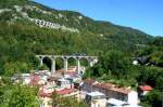 Als  Ligne des Hirondelles  -Schwalbenlinie- bezeichnet man eine phantastische Bahnlinie durch die Franzsische Jura. Sie bginnt in Dole auf 200m Hhe. Auf ihren 120 km durchfhrt sie 36 Tunnel und berquer 18 Viadukte. Der hchste Punkt ist der Savinne-Pass in 948m Hhe. Dann beginnt der spektakulrste Abschnitt. Von dem Savinne-Pass fllt die Linie steil hinab. Allein in Morez werden dazu 5 Viadukte, ein Kehrtal mit Tunnel und ein Spitzkehre bentigt. Bis St. Claude werden dann noch mal 18 Tunnel durchfahren, bis sie den Endpunkt in 440m Hhe erreicht hat. Man sagt es wre die schnste Bahnlinie Frankreichs. Auf dem Bild befhrt ein X 73500 den Viaducs de Morez. Im Hintergrund sieht man den Viaduc des Crottes. Morez, 10.09.2011