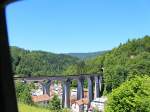Die Ligne des Hirondelles: Beim Abstieg von Morbier kommt die imposante Ausfahrtsbrücke aus Morez in Sicht, über die der Triebwagen nach der dortigen Spitzkehre Richtung St.Claude