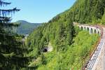 Der Höhepunkt der Fahrt auf der Ligne des Hirondelles ist der atemberaubende Abstieg von Morbier nach Morez. In Morez erfolgt eine Spitzkehre, danach fährt der Zug über den im Hintergrund sichtbaren Viadukt weiter das Tal hinab nach St.Claude. 30.Juni 2015. 