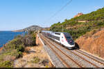 Am Morgen des 17.08.2021 ist SNCF TGV Duplex 719 unterwegs entlang der wunderschönen Mittelmeerküste nach Nice, Frankreich und konnte hier bei Saint-Raphaël aufgenommen werden.