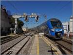Der Transdev Z 55201 ist unterwegs als TER von Marseille Saint Charles nach Nice und erreicht den Bahnhof von Saint Raphael.
