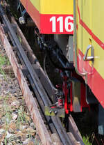Train Jaune von Villefranche - Vernets-les-Bains nach Latour-de-Carol: So erfolgt die Stromaufnahme von der seitlichen Stromschiene (Gleichstrom, 850 Volt).