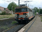 SNCF Gleichstrom-Elektrolok 9367 am 13.09.2002 bei der Druchfahrt durch den Bahnhof des südfranzösischen Städtchens Salses.