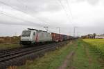 AKIEM Bombardier Traxx 186 384-4 mit Containerzug in Klein Gerau am 29.10.20