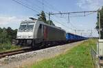 Mit PKP-Wagen meldet sich am 27 Juni 2021 Akiem 186 366 bei der Maasbrücke in Niftrik.