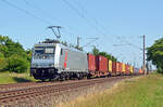 Mit einem Metrans-Containerzug am Haken rollte 185 566 der akiem am 12.06.25 durch Greppin Richtung Dessau.