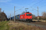 Die ehemalige Rheincargo-Lok 185 584 von akiem führte am 02.12.25 einen LKW-Walther durch Greppin Richtung Bitterfeld.