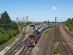 Am 23.6.2020 rangierte Lok 1003 des Stahlwerks von ArcelorMittal im lothringischen Florange mit einem Leerwagenzug.