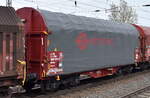 Drehgestell-Flachwagen für Coiltransporte mit Schiebeplane vom Einsteller ERMEWA SAS mit der Nr. 33 TEN 87 F-ERSA 4669 375-7 Shimmns (GE) in einem gemischten Güterzug am 18.04.23 Durchfahrt Bahnhof Saarmund.