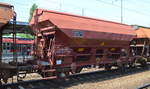 Zweiachsiger Schüttgutwagen mit Schwenkdach und dosierbarer Schwerkraftentladung vom Einsteller FRANCE WAGONS (ERMEWA SA?) mit der Nr. 23 RIV 87 F-FW 0731 073-2(P) Tds am 18.07.18 in einem Ganzzug gleichartiger Wagen im Bf. Flughafen Berlin-Schönefeld.