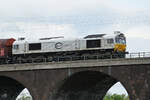 Die Diesellokomotive 077 025-0 war Anfang Mai 2021 auf der Hochfelder Eisenbahnbrücke in Duisburg zu sehen.