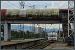 ER2 1011 fährt am 17.09.2019 unter der maroden Fußgängerbrücke in den Zentralbahnhof von Tiflis ein.