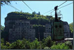 Tschiaturas Seilbahnen entstanden ab den 1950er Jahren zusammen mit dem Manganerzbergbau zur Anbindung der an den steilen Berghängen gelegenen Wohnquartiere. Die Seilbahn Tsopi-Avarioni überquert die noch immer in Betrieb befindlichen Erzverarbeitungsanlagen. Leider wurden die urigen Seilbahnen im Sommer 2019 auf behördliche Anordnung außer Betrieb genommen. (18.09.2019)