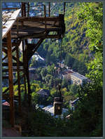 Die Stalinbahn ist die älteste Seilbahn Tschiaturas, erbaut 1954. Zu sehen ist der Blick von der Berg- zur Talstation, wo eine weitere Seilbahn beginnt. (18.09.2019)