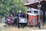 Abgestellt auf dem Bahnhof von Nafplion, Peloponnes GR:  Eine Dampflok mit Gter-und Personenwagen. Aufgenmmen bei Sommenwetter mit Regenwolken  am 2.8.2012