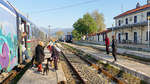 Bahnhof Strimon (Strymonas-Στρυμώνας) - Makedonien - Griechenland    Zug 600/360 aus Thessaloniki fährt 9:06 Uhr weiter nach Alexandroupolis.