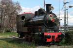 Dampflokomotive Nr 54 (Baureihe 0-8-OT, SLM Winterthur) aus 1911 als Denkmal auf Bahnhof Larissa/Λάρισα am 27-2-2013..