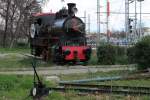 Dampflokomotive Nr 54 (Baureihe 0-8-OT, SLM Winterthur) aus 1911 als Denkmal auf Bahnhof Larissa/Λάρισα am 27-2-2013..