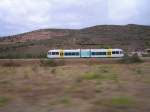 Griechenland OSE,Noch eine Aufnahme aus dem fahrenden Bus von einem Stadler Gelenktriebwagen GTW 2/6 auf der Strecke Patras-Olympia am 24.09.04 Die Zge wurden Ende Mai von den RhB Werksttten in