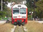 OSE,Der Zug aus Pirus fhrt durch die Strassen von Loutraki zum 
Endbahnhof. 29.09.04