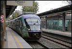 Siemens Desiro 460113 der OSE fährt hier auf dem Weg nach Piräus am 6.3.2020 in die Haltestelle an der Falirou Straße in Piräus ein.