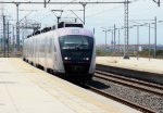 Der Zug Patras-Athen(GR)Flughafen bei der Einfahrt in den Bahnhof von Korinth-(GR) bei Sommerwetter am 5.8.2012.