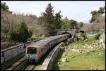 Ein Metro Zug der Linie 1 hat hier am 5.3.2020 gerade den Bahnhof Monastiraki verlassen und erreicht hier nach ca.