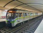 Metro Athen Zug 68D315 auf der Linie 2 nach Anthoupoli in der Station Metaxourgeio, 27.06.2021.