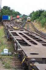 Vorfahrt achten ...
Zugkreuzung bei Lewisham - hier treffen sich und kreuzen diverse Personen- und Gterzugstrecken und es ergeben sich viele Fotogelegenheiten.
Lewisham ist ein Knotenpunkt der Southwestern Zge, die alleine in 5 verschiedene Strecken einbiegen knnen. Ausserdem ist der Bahnhof der Endpunkt der DocklandLightRail von London via Greenwich.