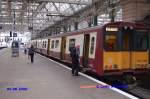 Glasgow Central Nahverkehrszug (Diesel) steht abfahrbereit am Quai