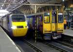 V.l.n.r.: Einfahrender Zug der Class 42 neben dem wartenden 313 028 in King's Cross, 18.3.010.