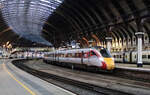 Schön und elegant: typisch britischer Bahnhof in York mit Hochgeschwindigkeitszug der LNER. York, 10.5.2022