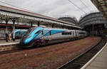 Die Zugspitze des TransPennine-Express wartet ausserhalb des Perrondaches auf die Weiterfahrt nach London. York, 11.5.2022