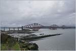 Ein weiterer Blick übers Meer und die Forth Bridge von der alten Strassenbrücke aus.