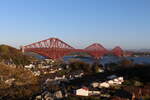 Mit 2523m länge überspannt die Forth Bridge der Mündungstrichter des Firth of Forth in Schottland.
Seit 1890 trohnt die mächtige Brücke, die zu ihrer Fertigstellung die weltgrößte Spannweite hatte, über den Dorf North Queensferry und präsentiert sich auch heutzutage noch wunderschön so wie am 27.4.2022 im Abendlicht.