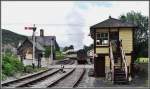 Der Dampfzug aus Carrog nach Llangollen ist in Glyndyfrdwy eingetroffen, die Strasse ist gesperrt, der Zug hat freie Fahrt.