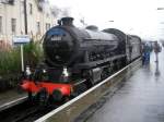 K1 Dampflok 62005  Lord of the Isles  als Zug  The Jacobite  der West Coast Railway auf der Strecke Fort William nach Mallig im Bahnhof von Fort William (bei bestem schottischen Regenwetter).