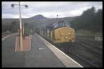 Doppeltraktion zweier Class 37 in den schottischen Highlands auf der Strecke nach Fort Williams.