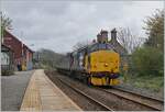 In Ravenglass verlässt die 37 403 mit ihrem Northern Regionalzug von Barrow-in-Furness (11:40) nach Carlisle (14:26) nach der Kreuzung des Gegenzuges den Bahnhof, dessen schönes Gebäude ansatzweise hinter der Lok zu erkennen ist.

27. April 2018 