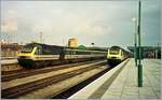 Zwei FIRST HST 125 Class 43 Züge beim Halt in Cardiff Central / Caerdydd Canolog. 

Analogbild vom November 2000