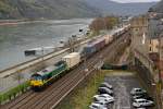 Class 66 mit einem Containerzug am 22.03.2014 in Oberwesel.