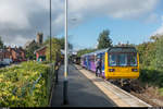 Northern 142 013 steht am 17. August 2017 abfahrbereit im Bahnhof Ormskirk. Der zweiteilige Schienenbus pendelt auf der Linie Preston - Ormskirk, wo er den Anschluss an die Merseyrail Northern Line nach Liverpool herstellt, welche hier ihren Endpunkt hat. Ein Merseyrail-Triebwagen ist im Hintergrund zu sehen.