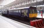 142 033 Northern nach Chester am 19.04.2005 im Bahnhof Manchester Piccadilly.