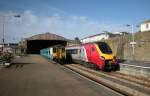 Die britische Bahnwelt ist und bleibt bunt, aber zunehmend zuverlssiger. Zwei Dieseltriebwagen der Class 150 in Arriva-Farben, aber im Dienste von FIRST treffen von St Ives kommend in Penzance ein, auf Gleis 2 wartet der Virgin 0930 Service auf die Abfahrt nach Manchster. 
16. April 2008