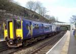 150 224 Northern von Manchester Victoria nach Huddersfield hlt am 21.04.2005 in der Haltestelle Greenfield.