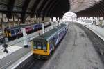 Blick von der Fussgängerüberführung in die Bahnhofshalle in York.01.04.2015.